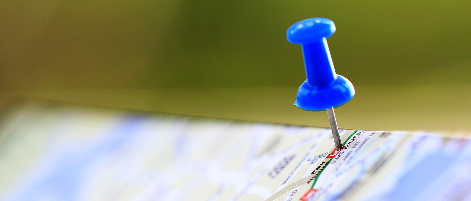 Travel concept with blue pushpin on a tourist map Schlagwort(e): road-map